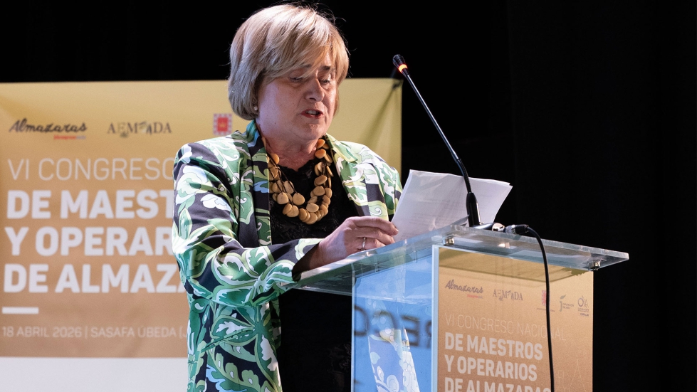 Br�gida Jim�nez agradeciendo el reconocimiento que le entreg� AEMODA durante el VI Congreso de Maestros y Operarios de Almazaras...
