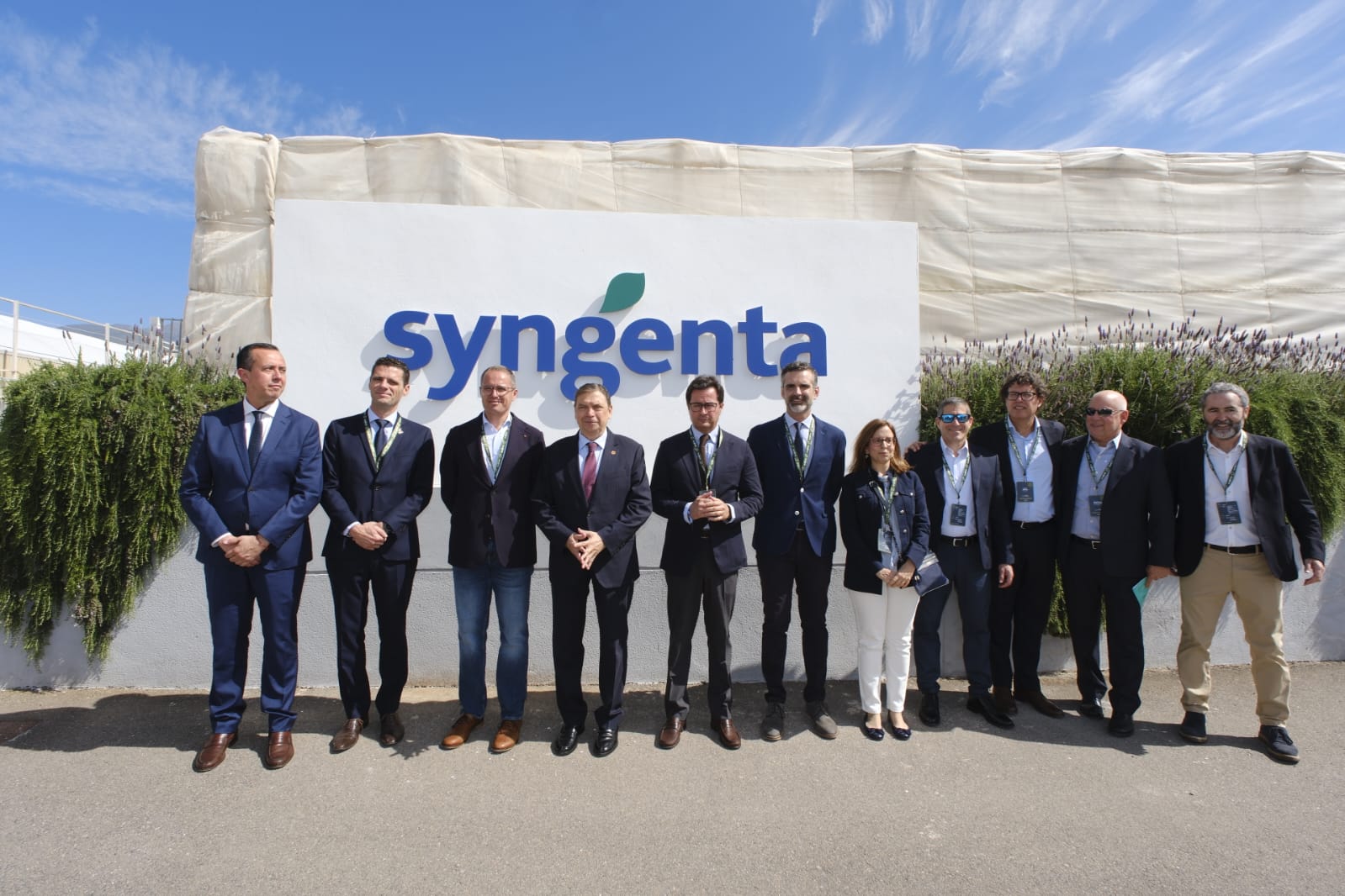 Foto de familia de las autoridades en el acto de inauguraci�n del nuevo Centro Tecnol�gico de Syngenta en El Ejido (Almer�a)...