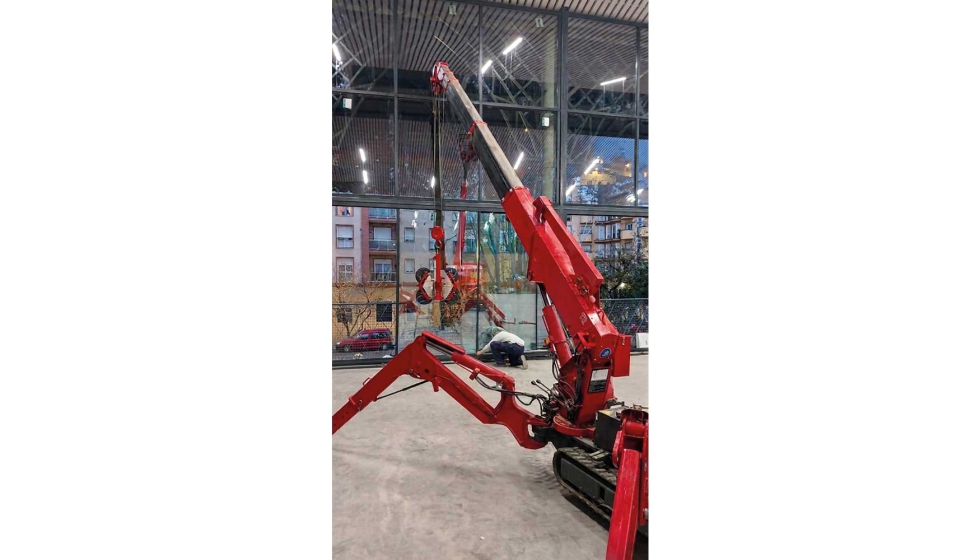 Para la instalaci�n de los vidrios interiores de la fachada se emple� una mini gr�a modelo URW 095 equipada con una ventosa de vac�o con capacidad de...