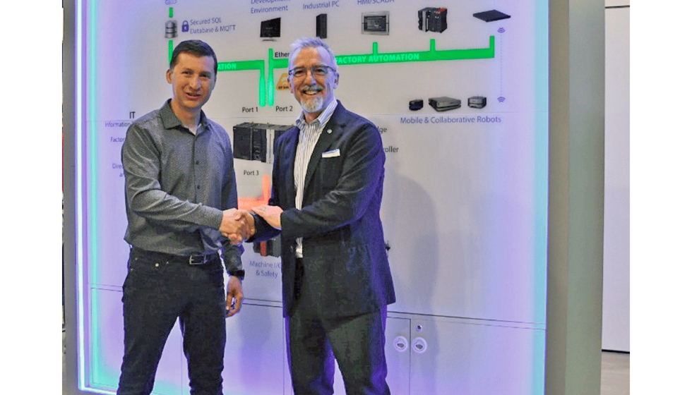Olivier Welker, CEO de Omron Robotics (a la izquierda), y Pietro Gorlier, CEO de Comau
