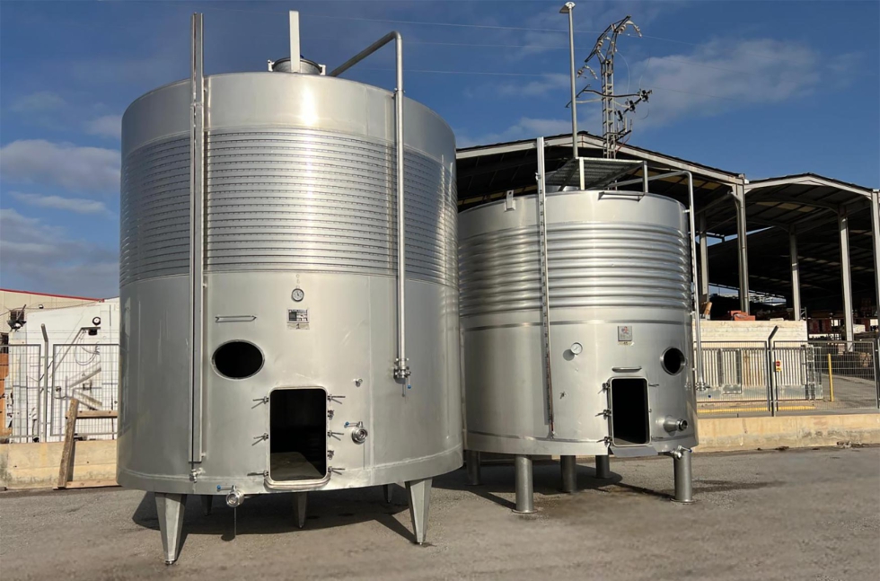 Dep�sitos de acero inoxidable con camisa de fr�o de 25.550 y 35.000 litros