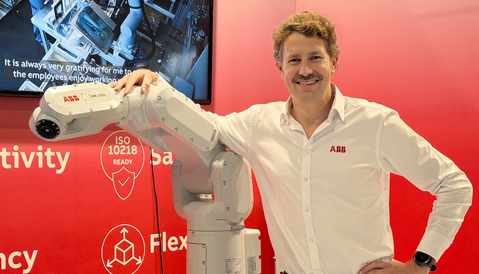 Alfredo D�ez-Hochleitner, director comercial de ABB Robotics, en el stand de la compa��a en Advanced Factories 2026...