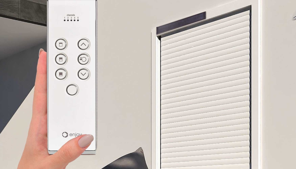 Persiana con motor JE40/10R4B, que incorpora una bater�a interna de 2500 mAh y la conexi�n de un peque�o panel solar exterior...