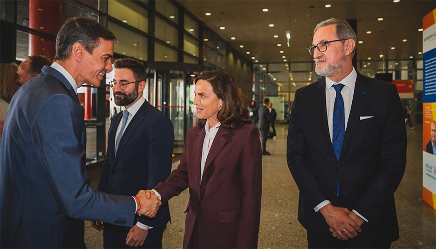 Roc�o Sicre y Juan Virgilio M�rquez, presidenta y director general respectivamente de AEE, saludando al presidente del Gobierno de Espa�a...