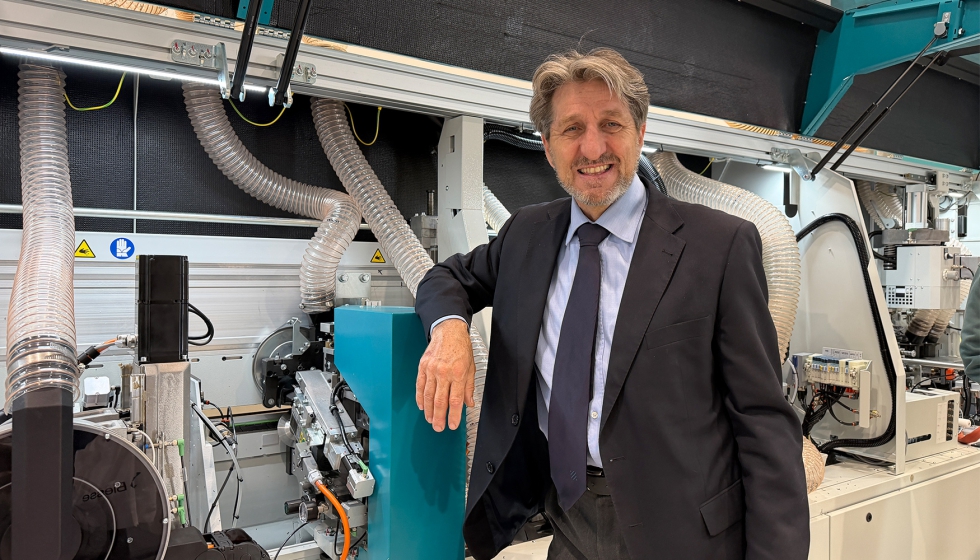 Michelangelo Ravagnan, Product Area manager de Biesse Ib�rica, especialista en canteado, junto a la Rover Edge UP SS 60...