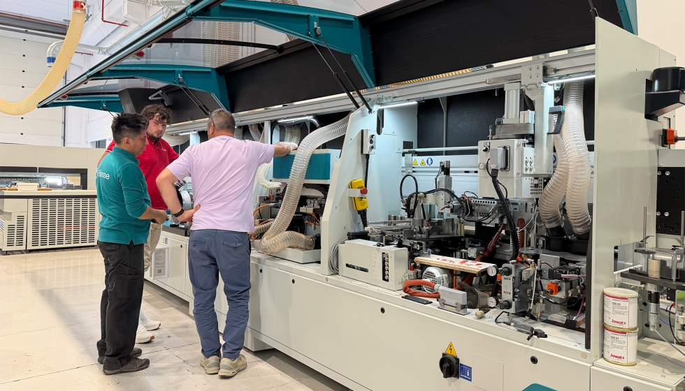 Asistentes a las jornadas t�cnicas organizadas por Biesse Ib�rica en sus instalaciones de Gav�