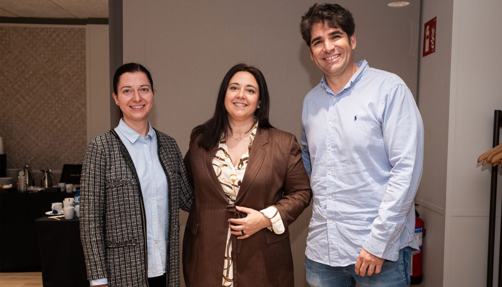 Mar�a C�rdoba, de Tvitec, y Daniel Orozco, de Cristaler�as Orozco, junto a la nueva presidenta de la asociaci�n