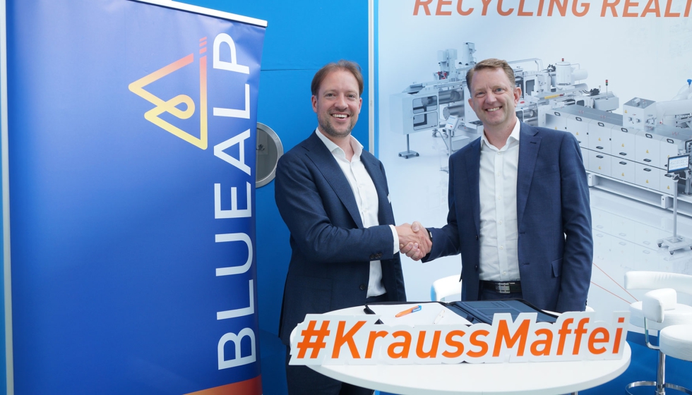 Firma del acuerdo en PRSE, �msterdam: Valentijn de Neve, CEO de BlueAlp, y Ralf Benack, director general de KraussMaffei Extrusion...