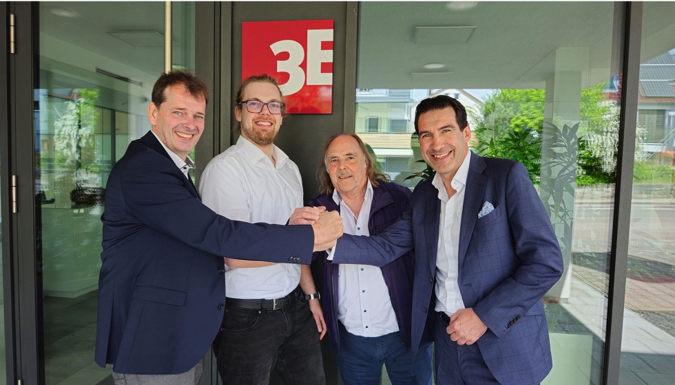 Firma del acuerdo de adquisici�n (de izquierda a derecha)...