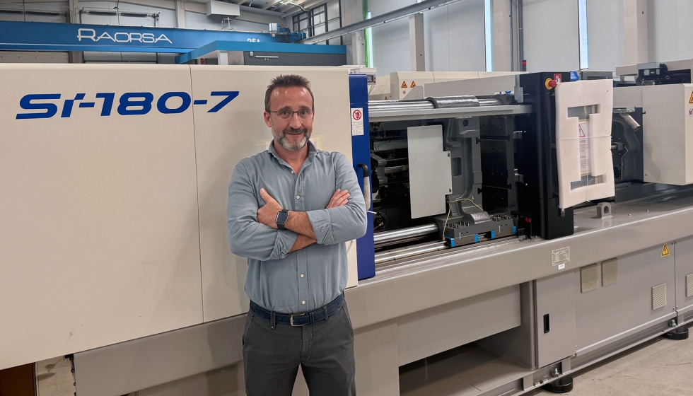 Rafa Ortega, CEO de Raorsa, junto a una inyectora TOYO Serie 7 durante la visita a las instalaciones de la compa��a...