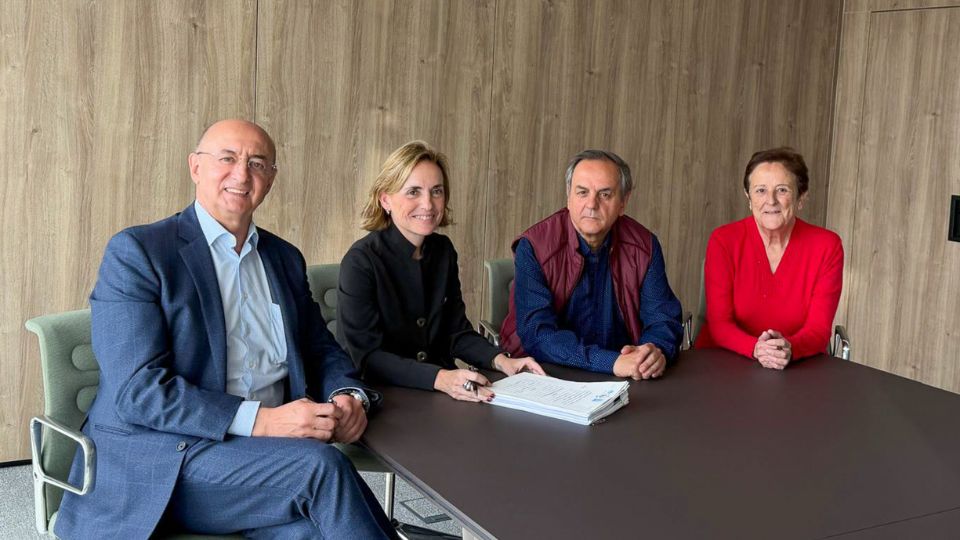 Da esquerda para a direita, Luis �ngel Salas, CEO da LOXAM Espanha, a not�ria Eva Mar�a S�enz del Real e os propriet�rios da Marzab�...
