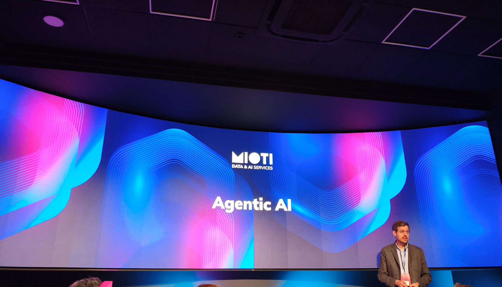 Diego Garc�a, CEO de Mineo, explic� c�mo los agentes aut�nomos de inteligencia artificial est�n transformando sectores como el desarrollo software...