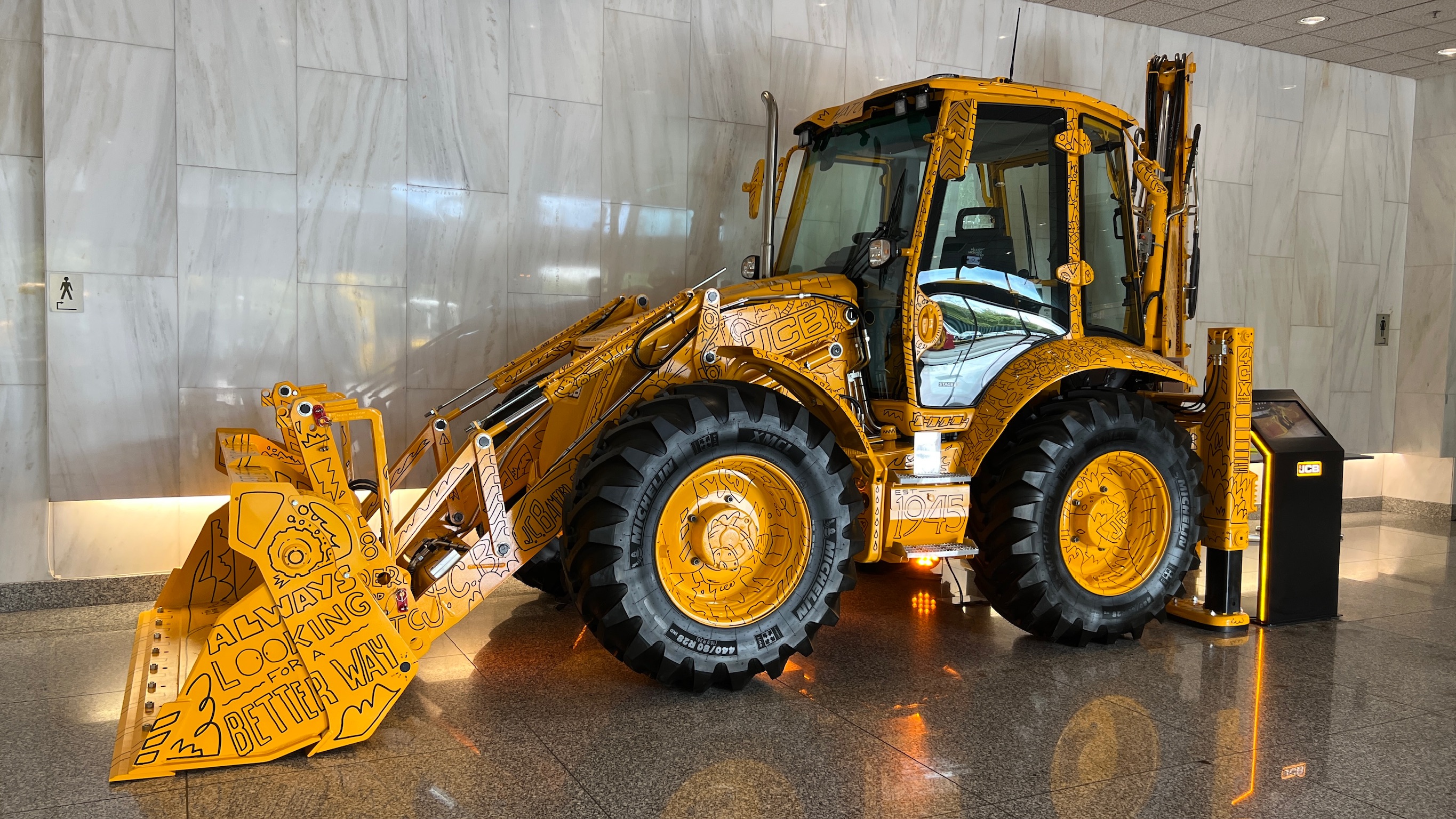 La retroexcavadora un mill�n producida por JCB (un modelo 4CX), decorada para la ocasi�n por el artista londinense Hatch...