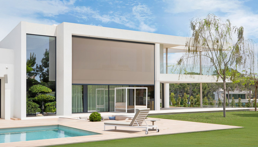Z-Box XXL es una cortina enrollable exterior de gran formato concebida para aportar confort, protecci�n y rendimiento en superficies de gran escala...