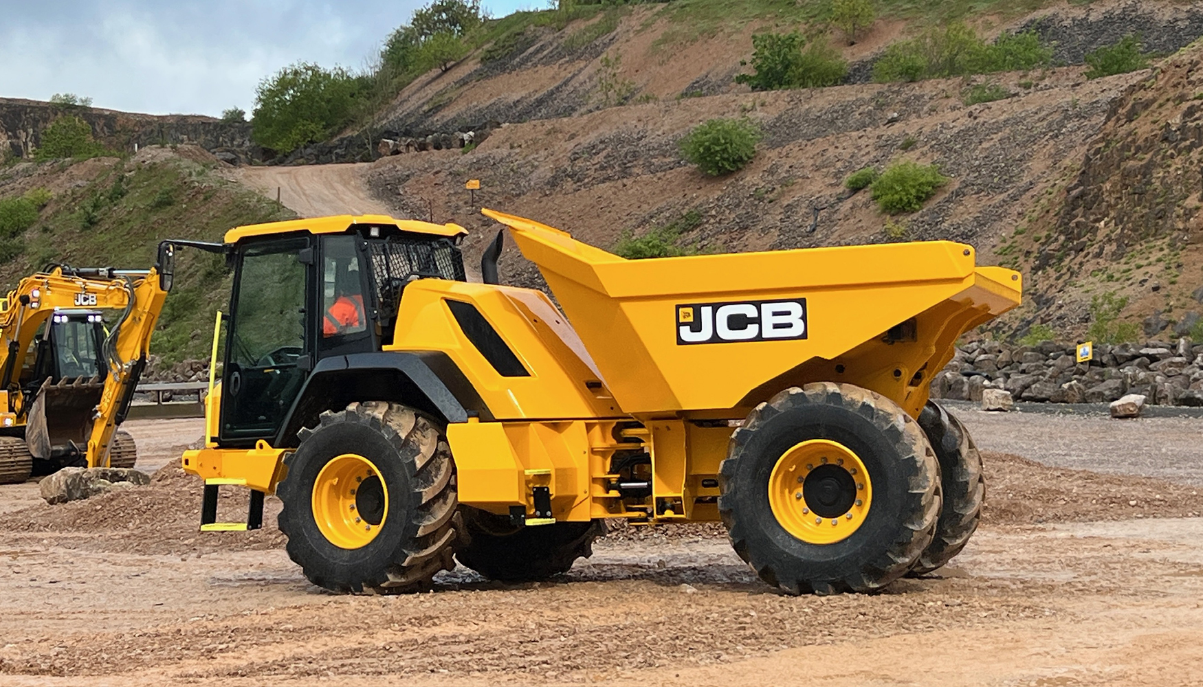 Tras su �xito en las retroexcavadoras, la tecnolog�a Dual Drive llega ahora los volquetes de obra de 9 toneladas de JCB