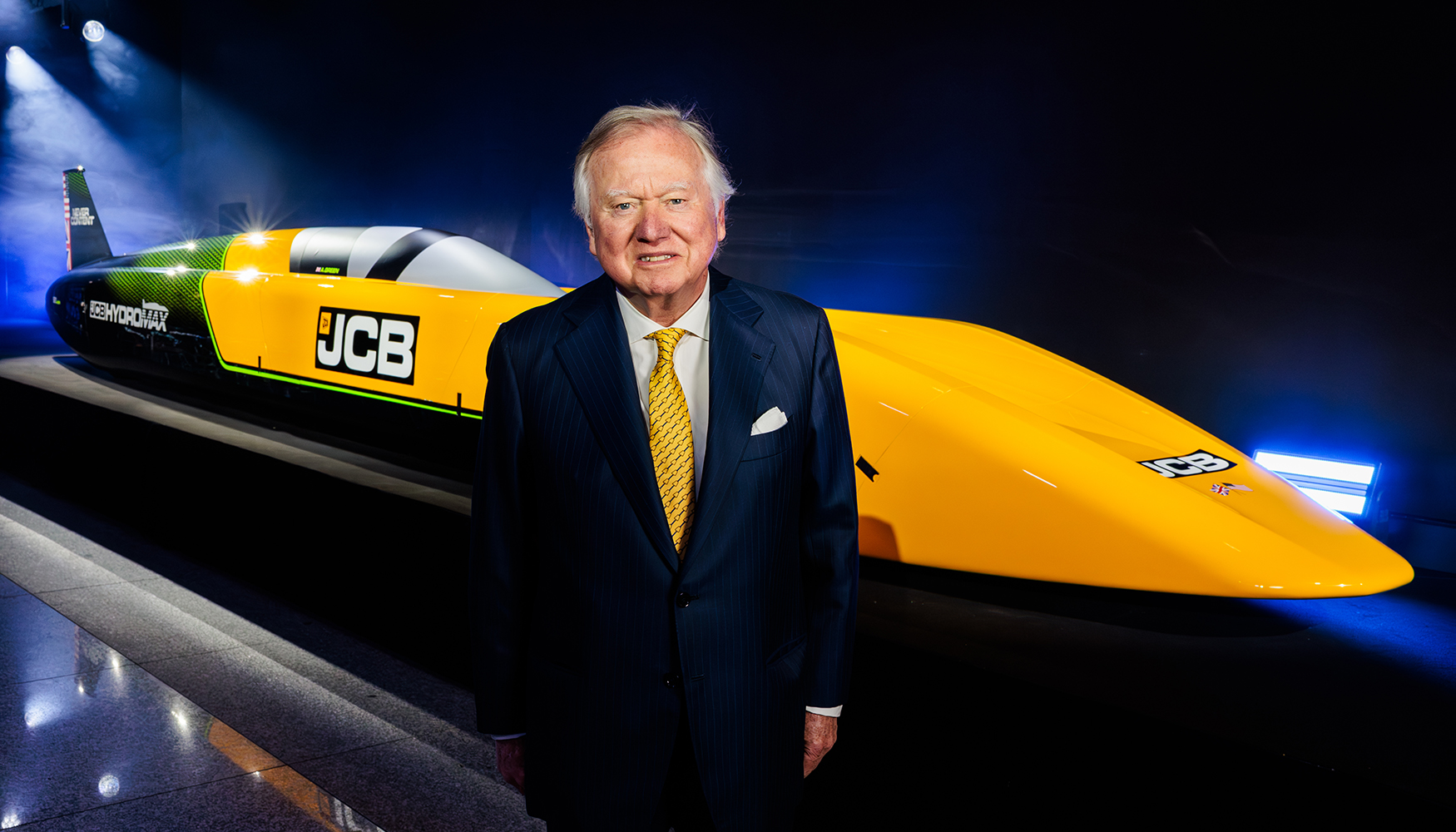 Lord Bamford junto al veh�culo con el que la compa��a pretende establecer un nuevo r�cord mundial de velocidad en tierra propulsado con motores de...