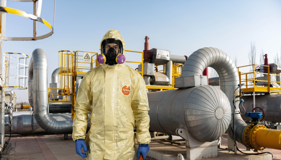 DuPont Tychem 6000 SFR es una prenda ligera con capucha dise�ada para ayudar a proteger a las personas que trabajan en entornos dif�ciles frente a...