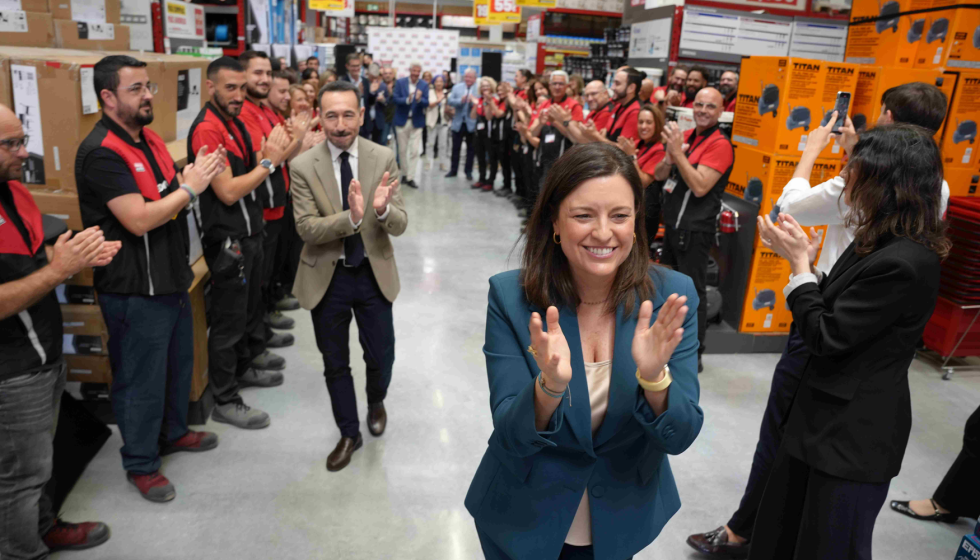 La alcaldesa de San Fernando, Patricia Cavada, en el tour por la tienda