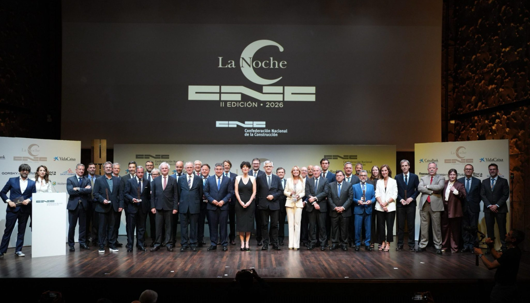 Foto de familia con los ganadores de los II Premios CNC, patrocinadores y autoridades