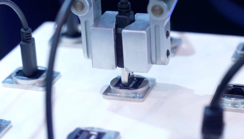 Foto 3. La detecci�n de par en todos los ejes permite a los cobots manejar procesos que antes no se pod�an abordar...