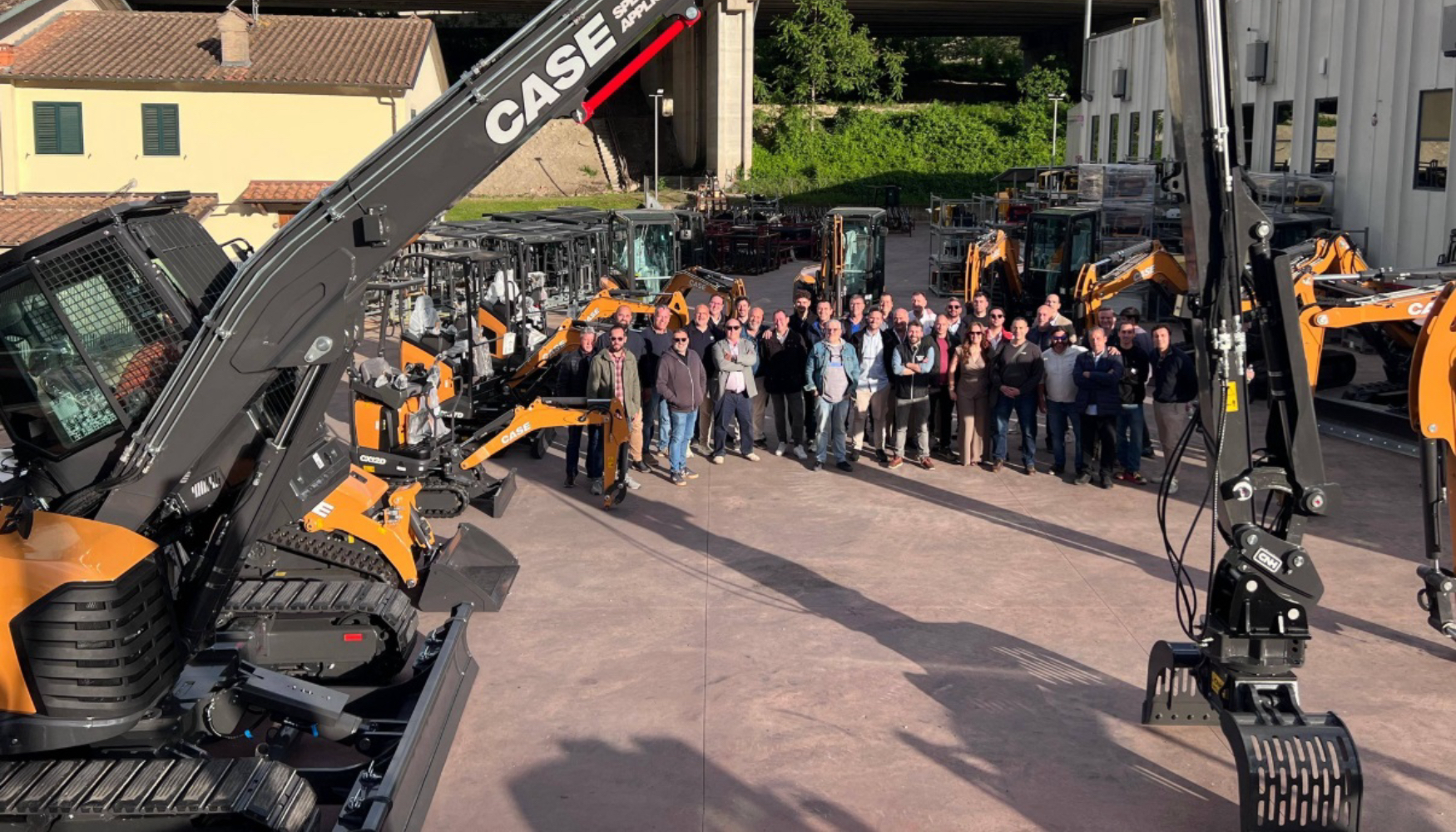 Foto de familia con los asistentes a la visita a la f�brica de Case CE en Sampierana