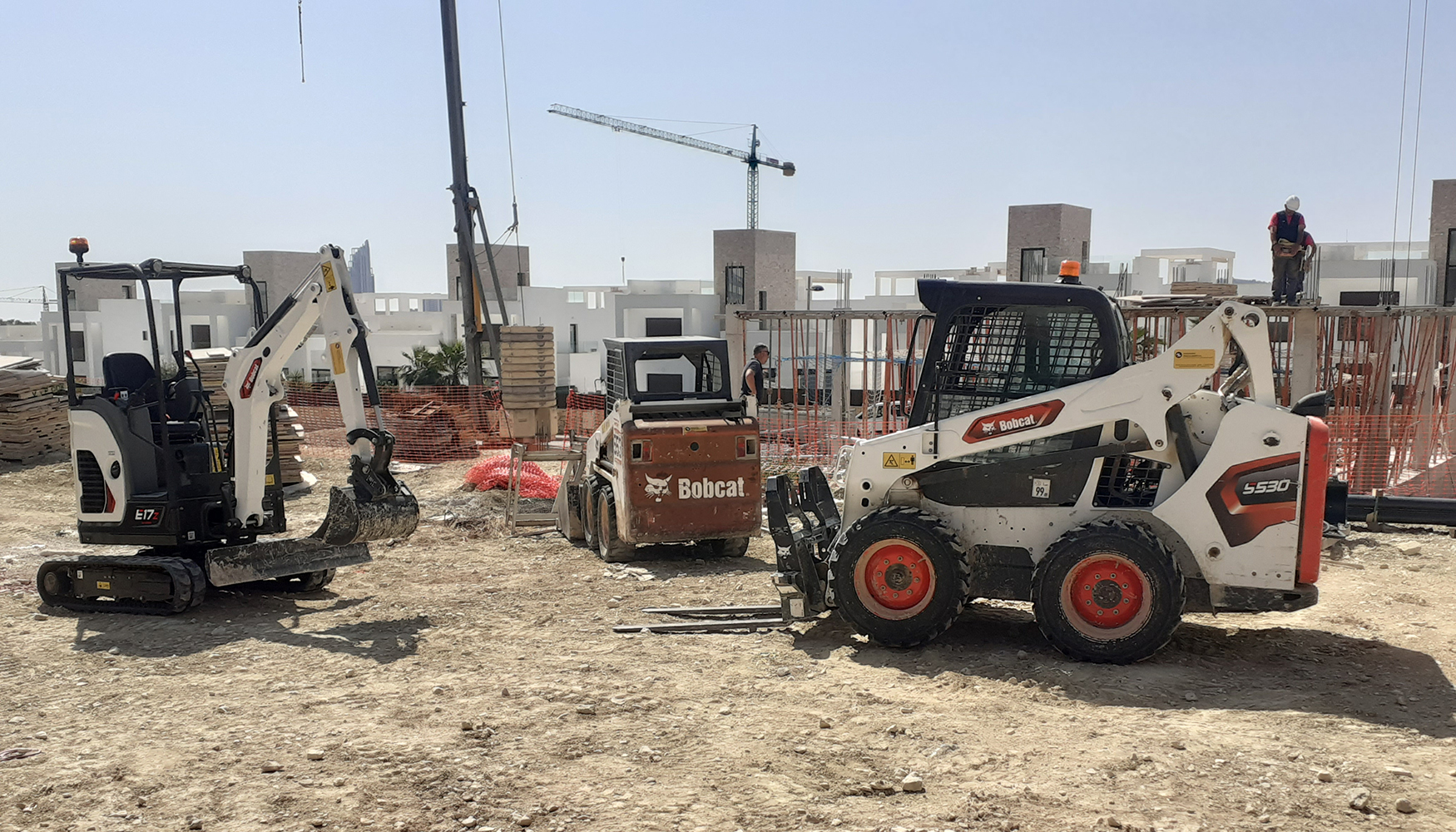 Varios equipos Bobcat en la obra