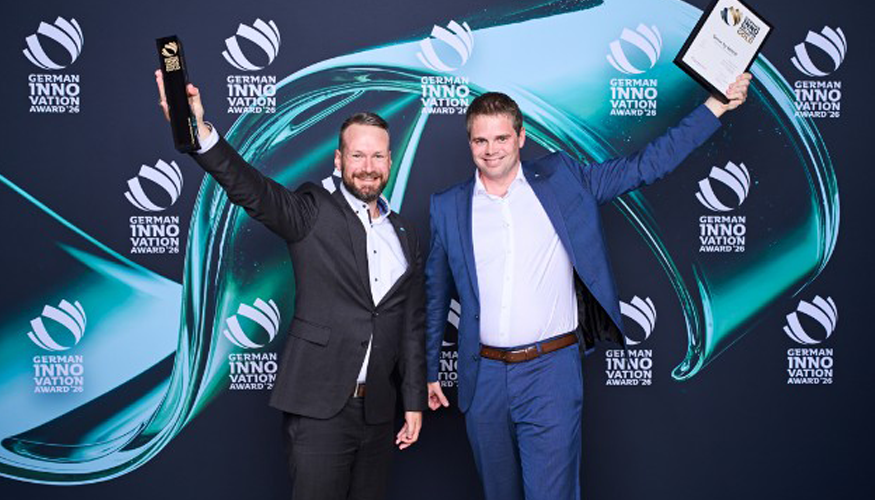Michael Hillebrand y Christoph Lahnsteiner (ambos del departamento de Gesti�n de Productos Smart Products de MACO) recogiendo el German Innovation...