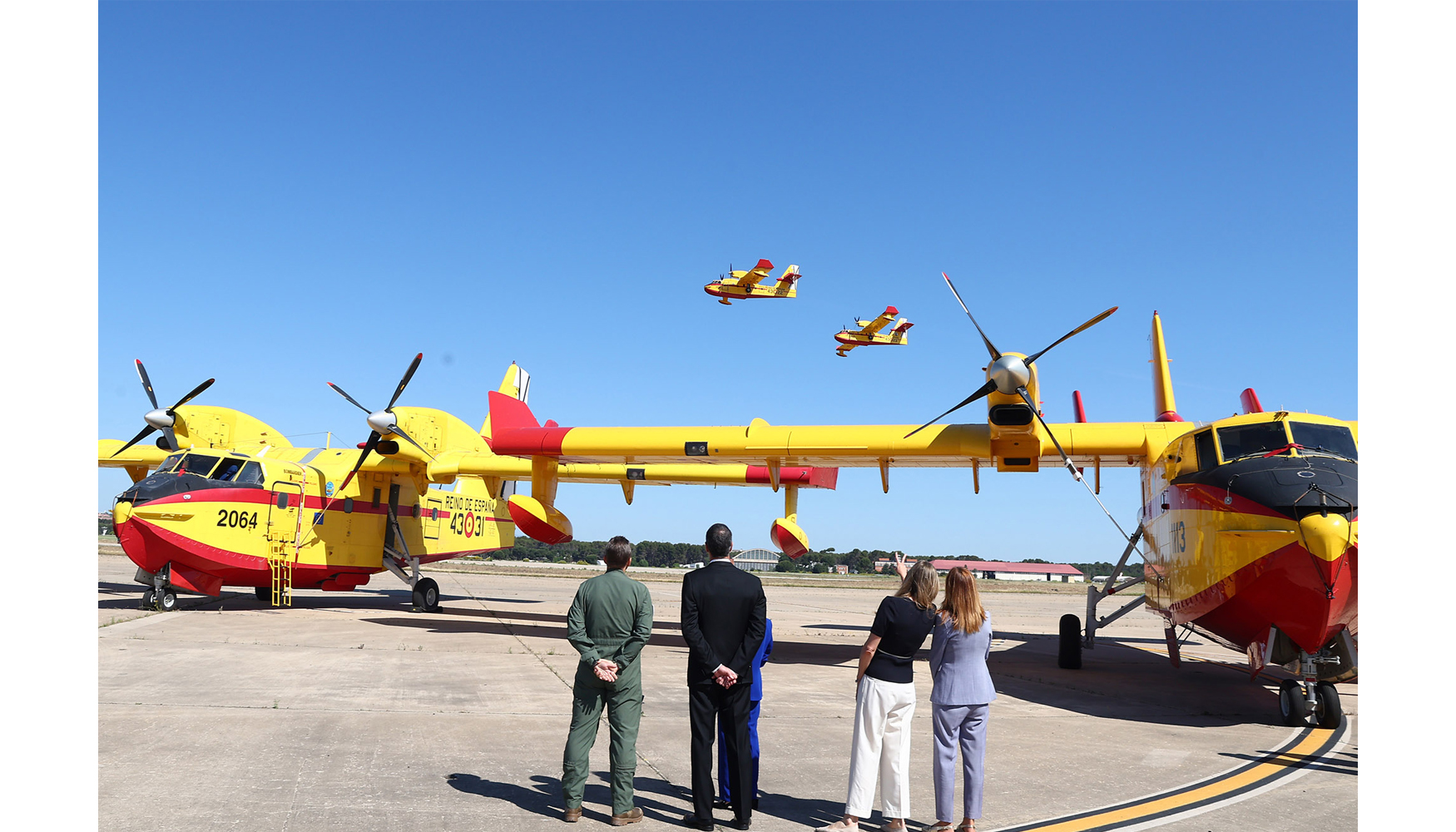 Una patrulla de aviones de extinci�n de incendios sobrevuela la base e�rea de Torrej�n de Ardoz durante la visita del presidente Pedro S�nchez a la...