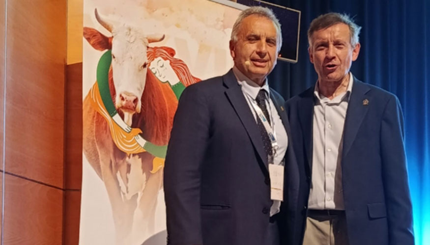 Juan Carlos Gonz�lez, presidente de la Asociaci�n Nacional de Especialistas en Medicina Bovina de Espa�a (Anembe); y Rufino �lamo...