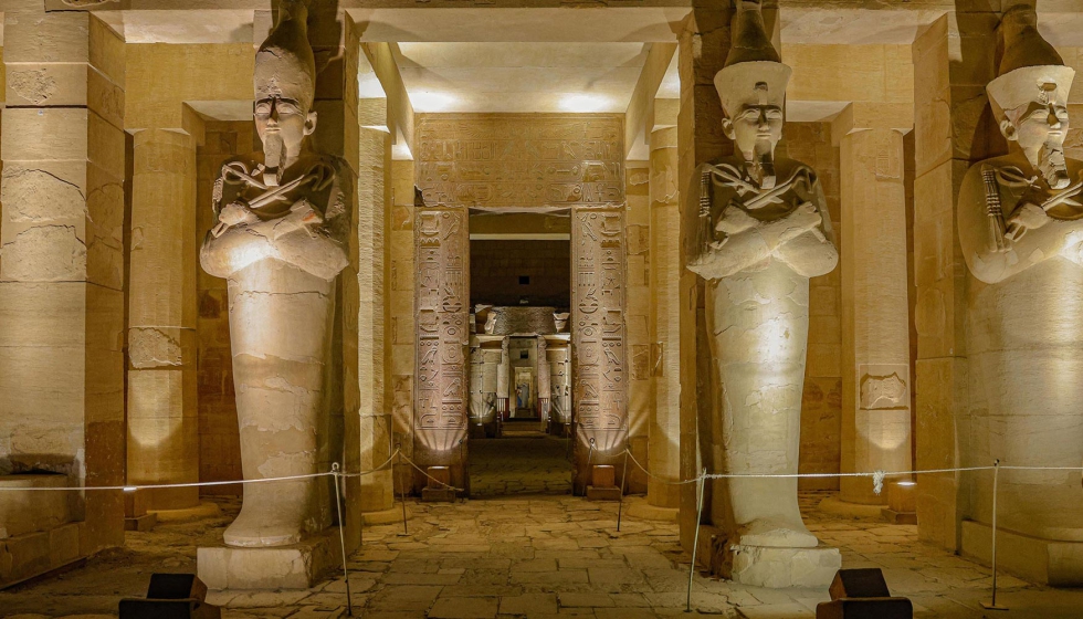 El dise�o de iluminaci�n del templo de Hatshepsut utiliza capas de luz y sombra para reforzar la geometr�a monumental y el car�cter sagrado del...
