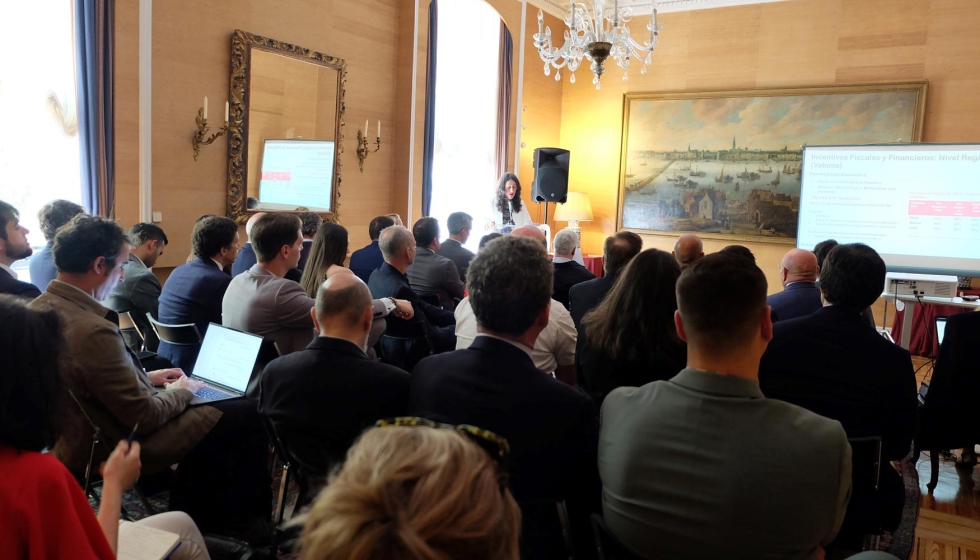 Florence Vanholsbeeck, consejera econ�mica y comercial de AWEX, en su intervenci�n sobre capacidades industriales y tecnol�gicas de Valonia...