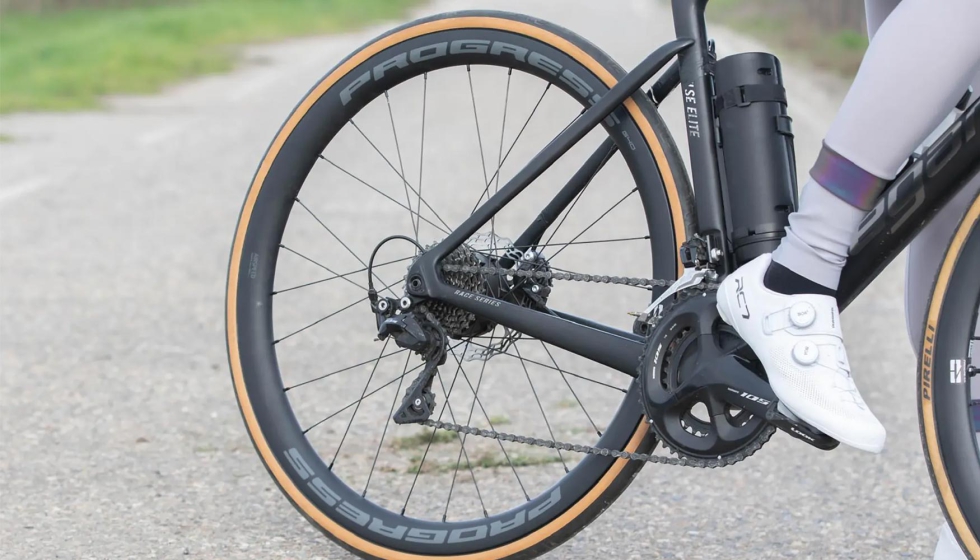 El sistema E-MOTO AIRSPEED GRAVEL combina motor, bater�a y rueda de carbono en una soluci�n orientada a Gravel y adventure...