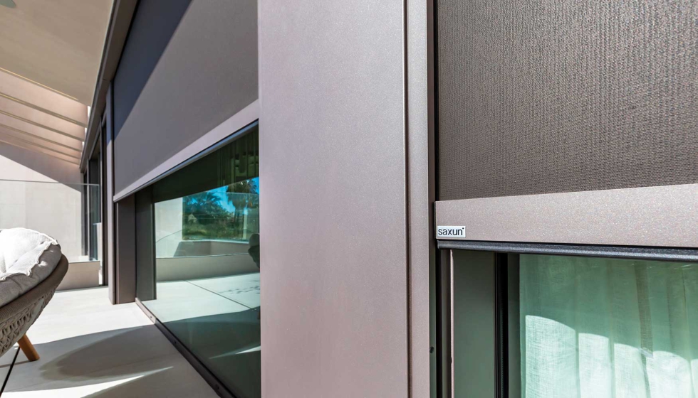 En la vivienda con doce sistemas Wind Screen de Saxun, modelo Dante, con caj�n de 125 y tejido Soltis Opaque B92 en color Bronce 1043...