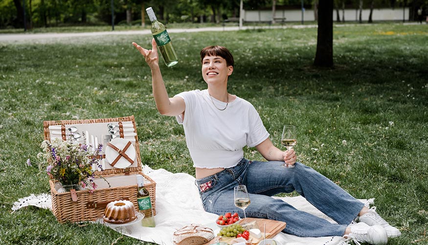 La botella de vino de PET es irrompible, se enfr�a r�pidamente y se adapta a la vida en movimiento, desde una mochila hasta una manta en el parque...