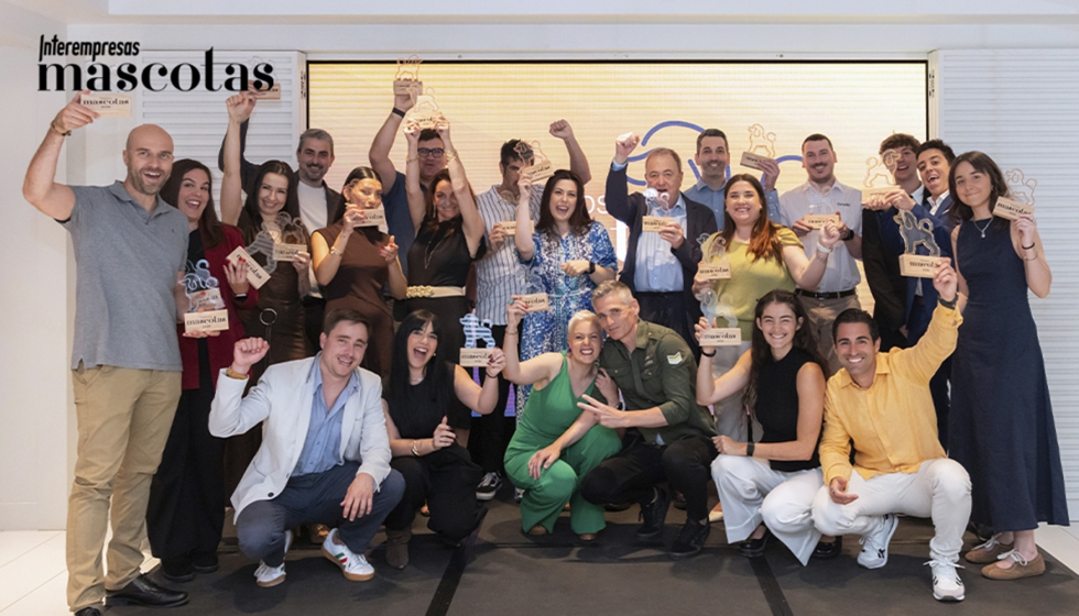 Foto de familia de los ganadores de los Premios Mascotas by Interempresas 2026 durante la gala celebrada en el hotel Seventy Barcelona...
