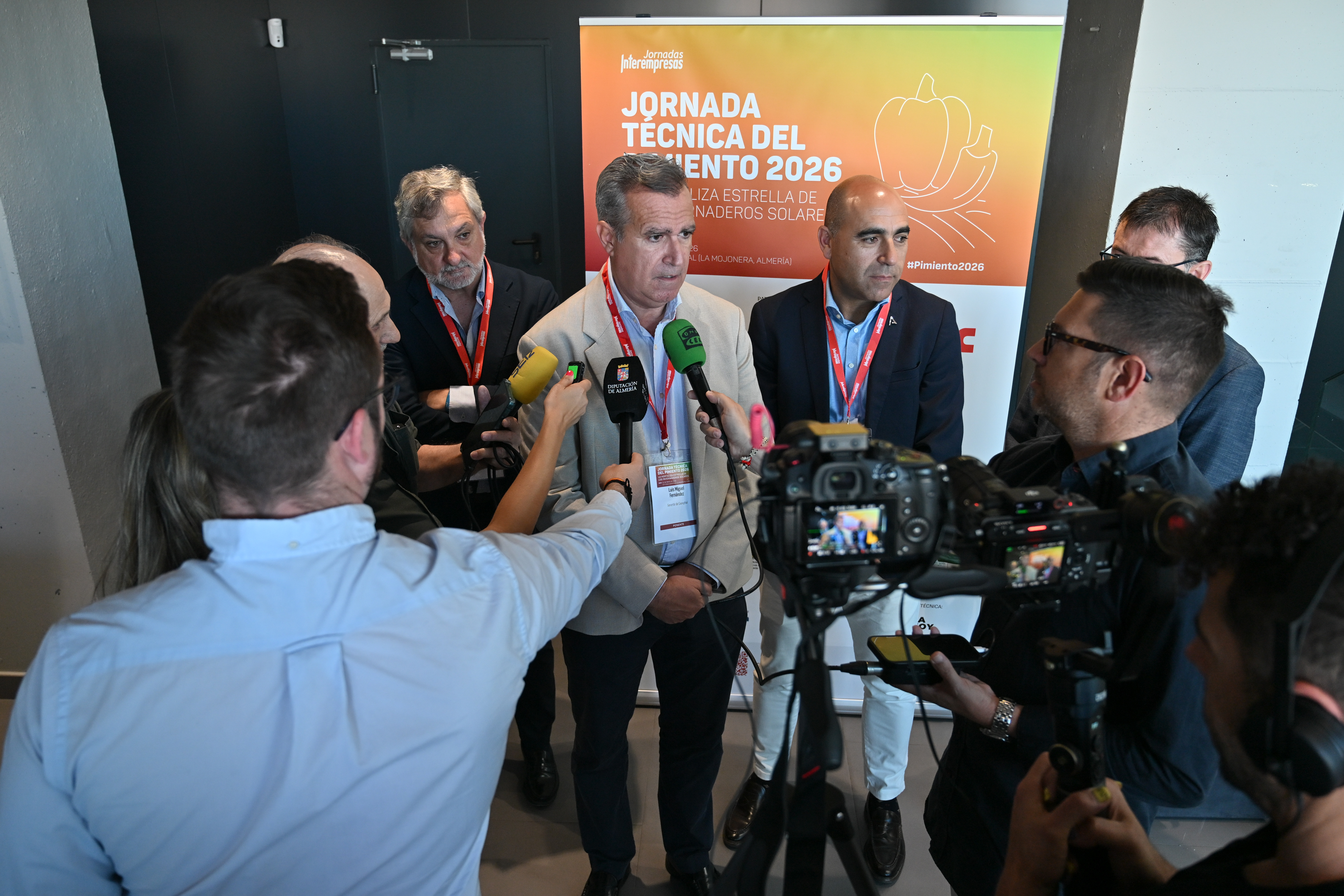 El gerente de Coexphal, Luis Miguel Fern�ndez, atiende a los periodistas, junto al vicepresidente de la Diputaci�n de Almer�a, Antonio Escobar...