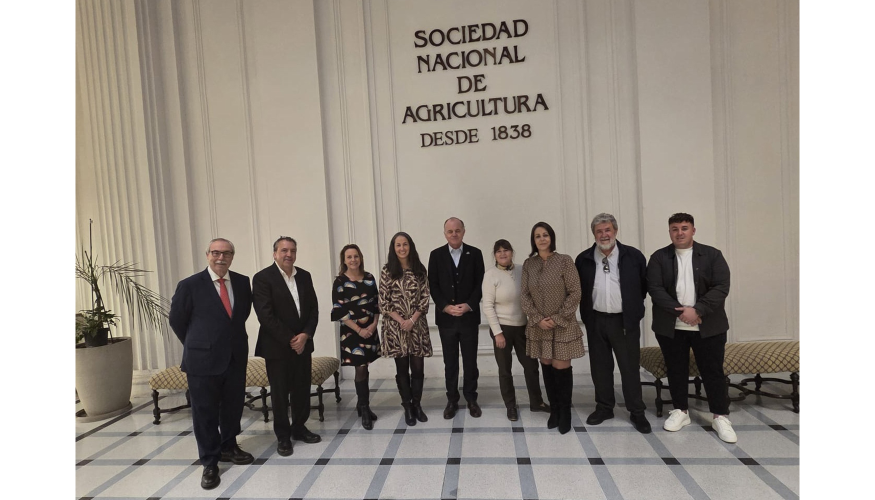 A la izquierda, el c�nsul Honorario de Chile en Espa�a...