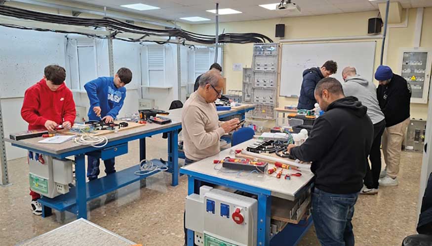 Cualificaci�n de profesionales para el empleo en el centro de formaci�n de Femeval en Alaquas