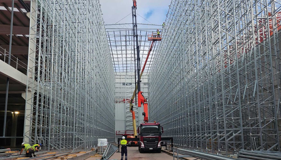Montaje de la estanter�a autoportante del nuevo almac�n autom�tica de la planta de Aluminios Cortizo en Tenerife