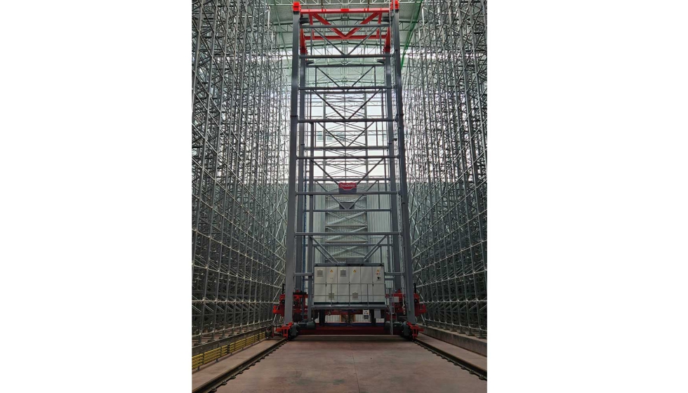 Transelevador para el almac�n autom�tico de 24 metros de altura, siente de ellos bajo el nivel de suelo...
