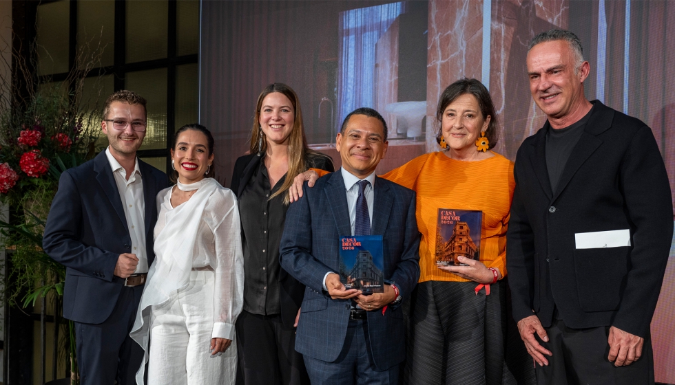 Los equipos de Kaldewei e *ILV Isabel L�pez Vilalta recogiendo el Premio de manos de Ram�n Esteve