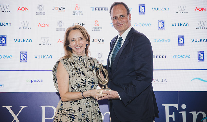 Roc�o Pazos, directora territorial de Banco Santander en Galicia; y Carlos Botana, presidente del Puerto de Vigo