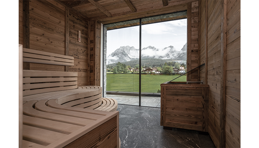 En la sauna se utilizan acristalamientos sin marco que soportan las exigencias de temperatura y, al mismo tiempo, proporcionan una apertura visual...