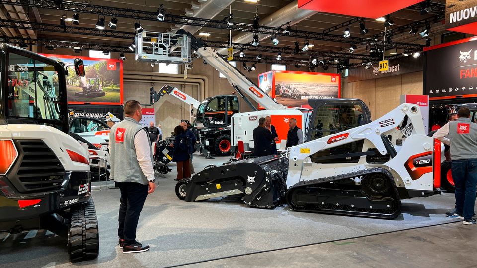 Nova carregadora compacta T650 no stand da Bobcat na Samoter 2026