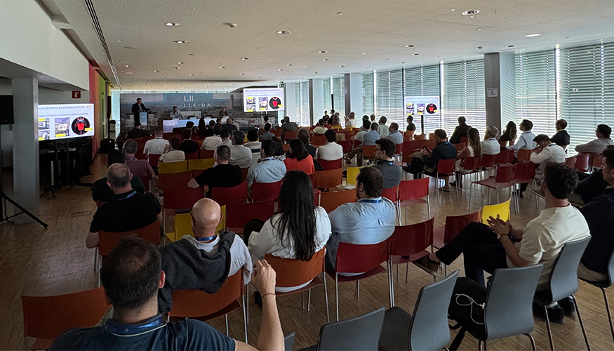 Uno de los momentos m�s destacados del LII Simposium: la ponencia de Andr�s Arma�anzas, director del Departamento Lum�nico...