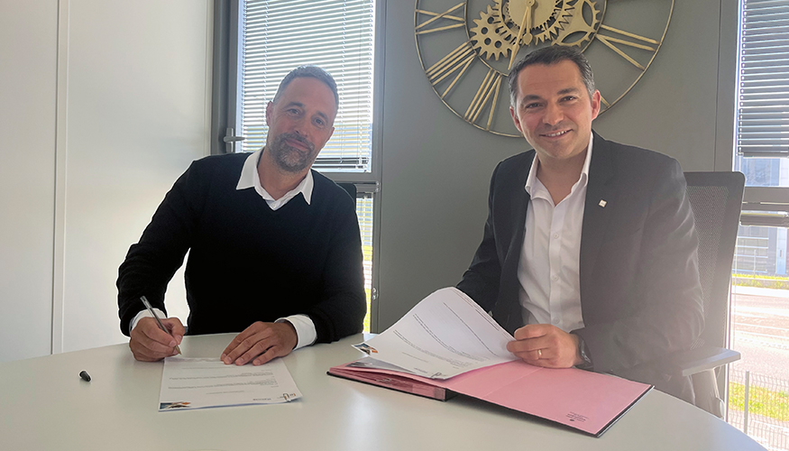 Emilie Fiquemo, business unit manager de CT (izq.) y St�phane Abreu, country manager de CT Francia, fueron los responsables de formalizar el acuerdo...
