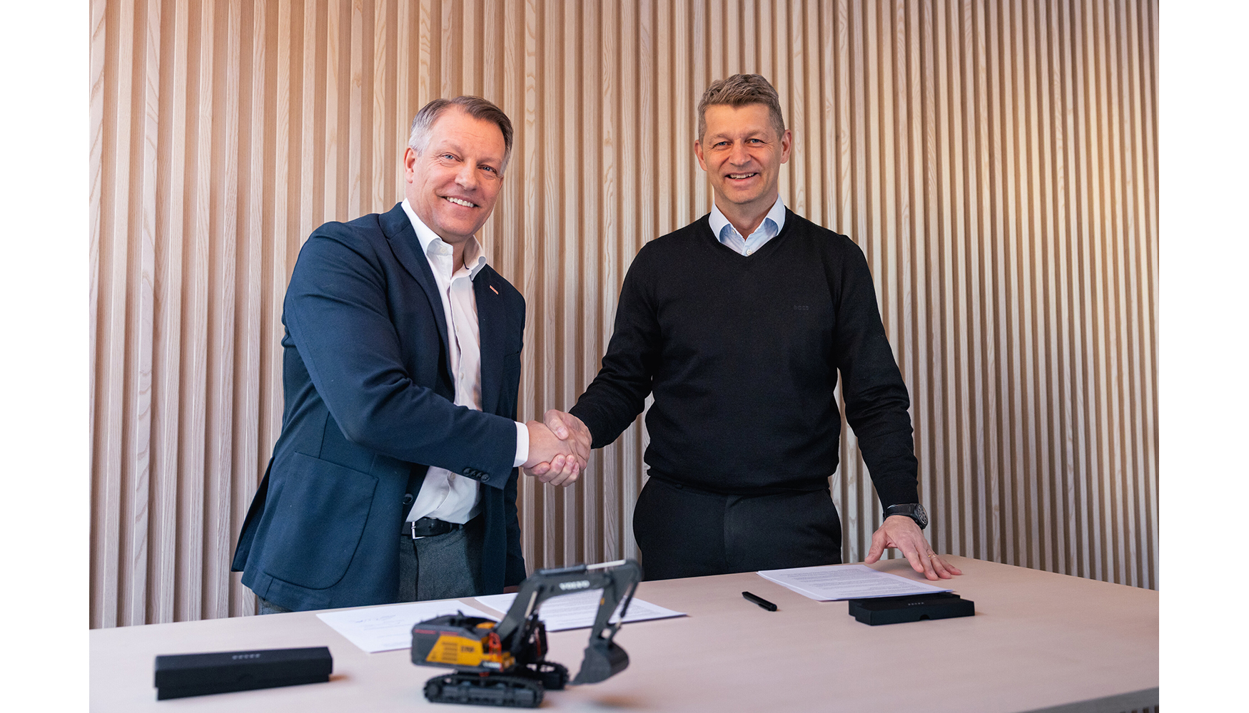 De izquierda a derecha: Niklas Persson, CEO de Grid Integration en Hitachi Energy, y Meker Jernberg, presidente de Volvo CE...