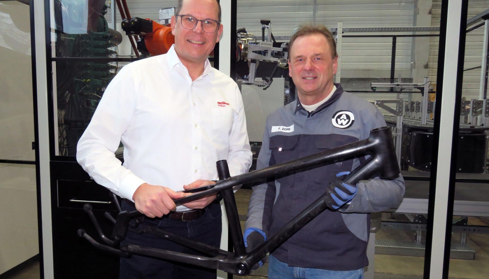 Felix Dorn, de Weber Fibertech, y Joachim Scheffer, de Oerlikon HRSflow, presentan un cuadro de bicicleta juvenil li...