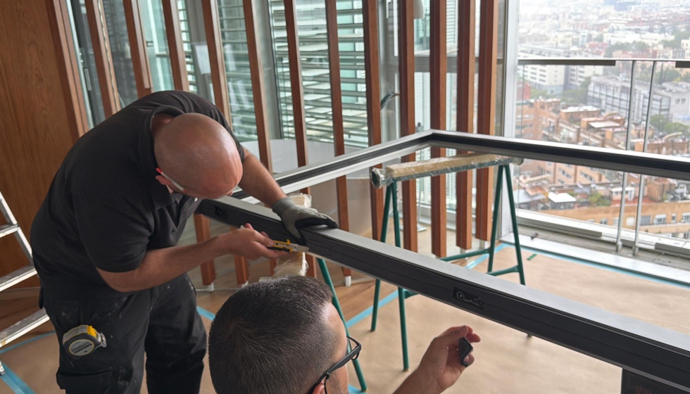 Un instante del proceso de instalaci�n de las nuevas ventanas en esta intervenci�n de renovaci�n en Barcelona
