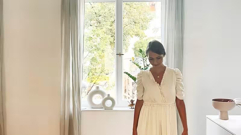 A designer de interiores Carolina transformou um antigo edif�cio de apartamentos numa habita��o luminosa, acolhedora e contempor�nea. Foto: Gealan...